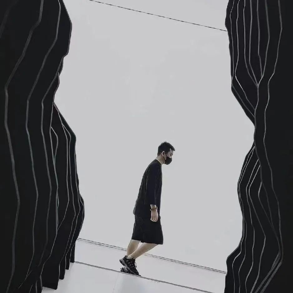 破夜者说:走进高人杰的魔幻世界